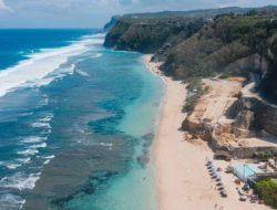 Mengenal Pantai Melasti Di Bali Yang Populer